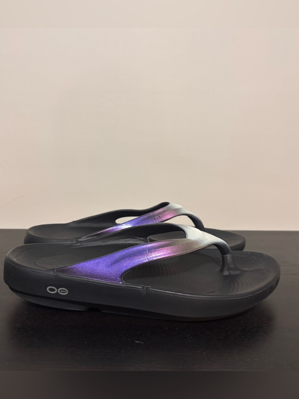 OOFOS Black Flip Flops with Iridescent Straps | Womens Sz 9 | EU